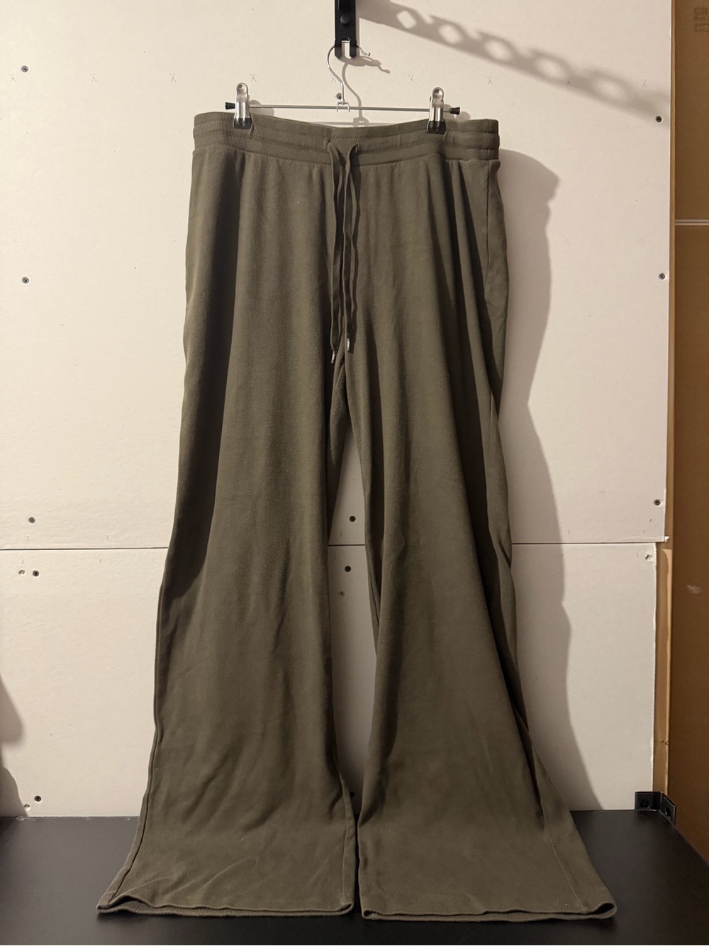 Aritzia TNA HomeStretch Large Olive Drawstring Wide-Leg Sweatpants